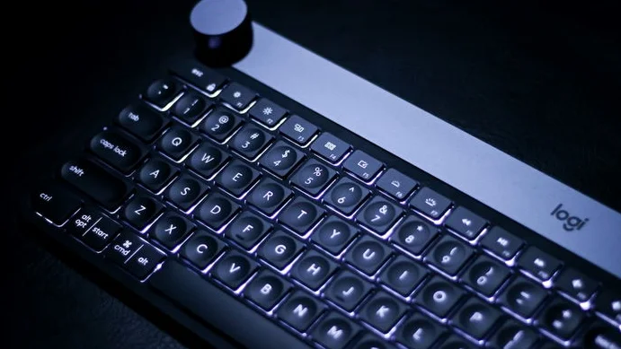 Mejores teclados con tecla IA dedicada 2026 comparativa Logitech ASUS ROG Ducky guía compra